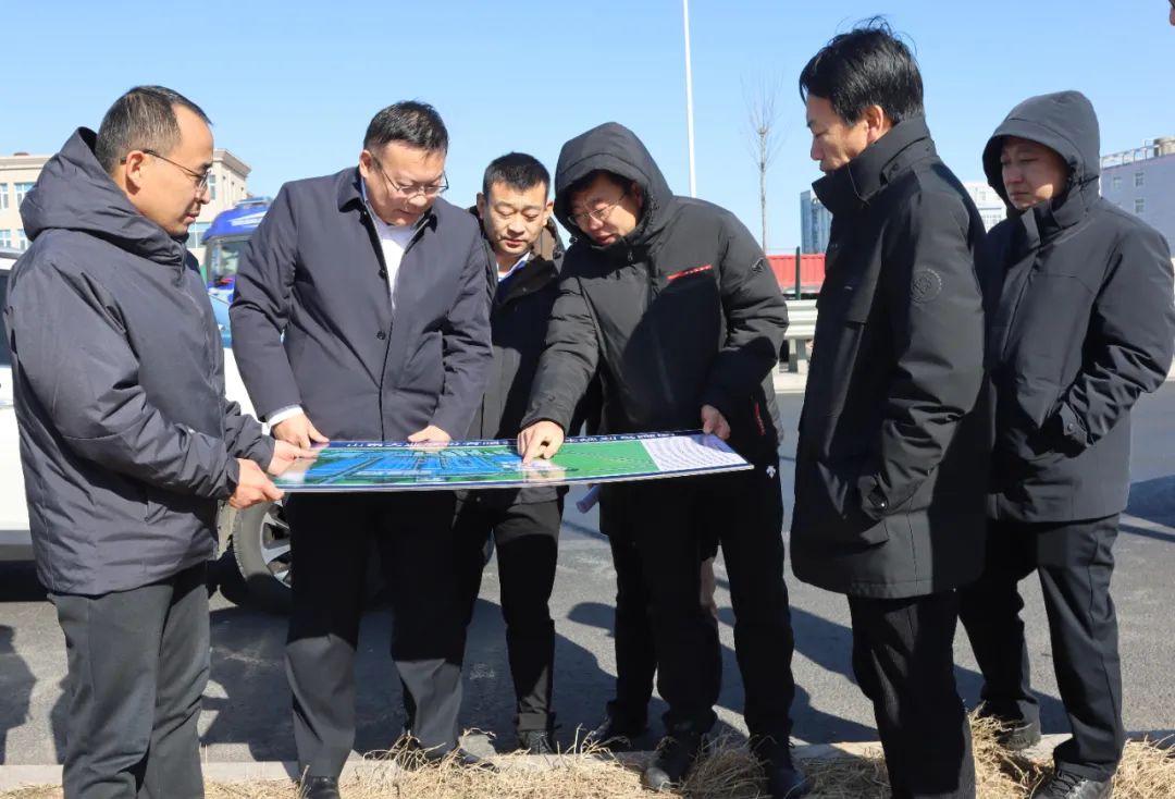 시당위 상무위원이며 판공실 주임인 범신리가 와서 중대한 항목의 추진상황을 조사연구하였다.