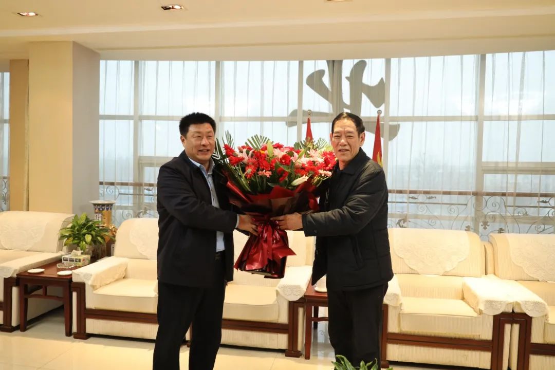 [Warm warmth in the spring] Xiao Qing, member of the Standing Committee of the CPC Zhucheng Municipal Committee and vice mayor of Zhucheng, came to Daye to pay tribute to model worker