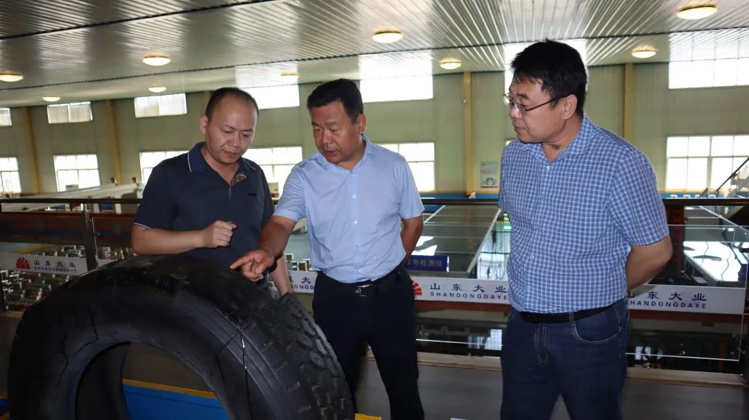 Wang Dezhi, member of the Party Group and Deputy Director of Weifang Municipal Bureau of Industry and Information Technology, came to Daye Stock for research