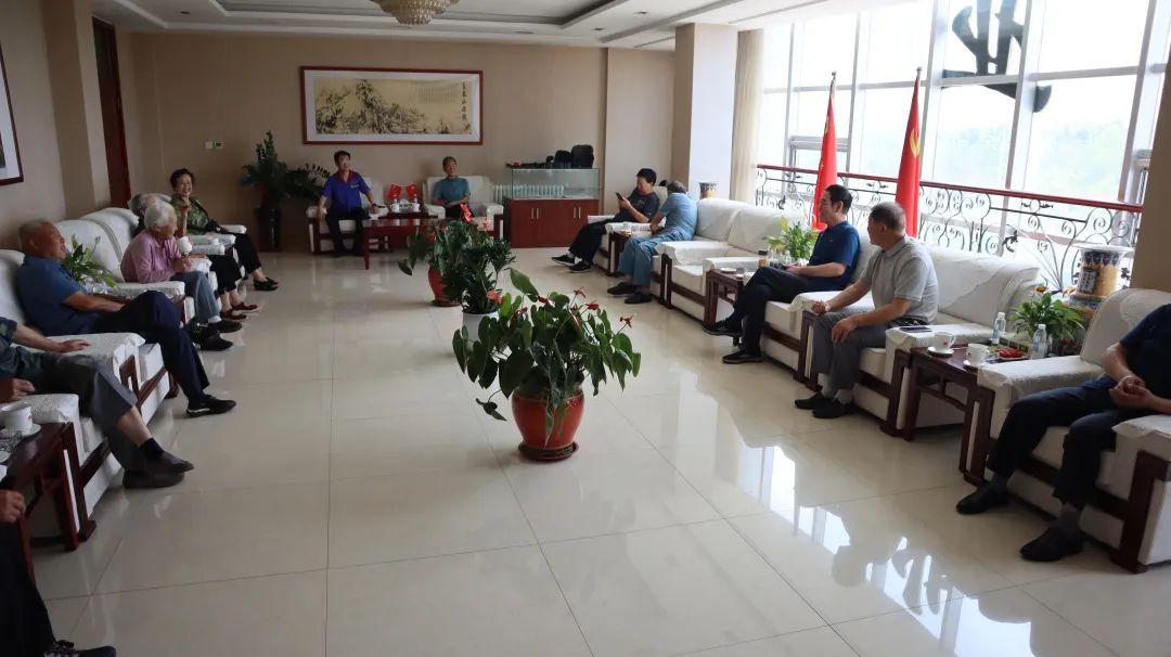 The company invites retired party members and cadres to visit the factory and reminisce about their original intentions and true feelings