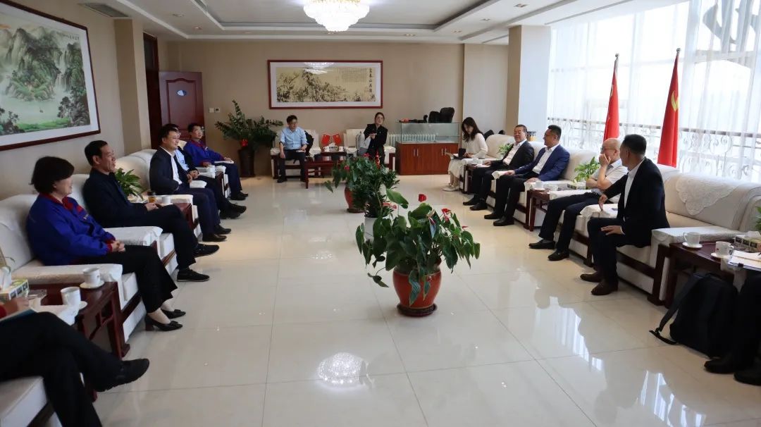 Dong Shenglong, member of the Standing Committee of Zhucheng Municipal Party Committee and Director of the Office, accompanied a delegation of green energy related enterprises to the company for negotiations