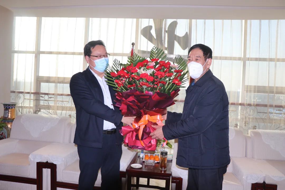 Wang Qihua, Deputy Secretary of the Municipal Party Committee, came to our company to express condolences to model worker and needy employees