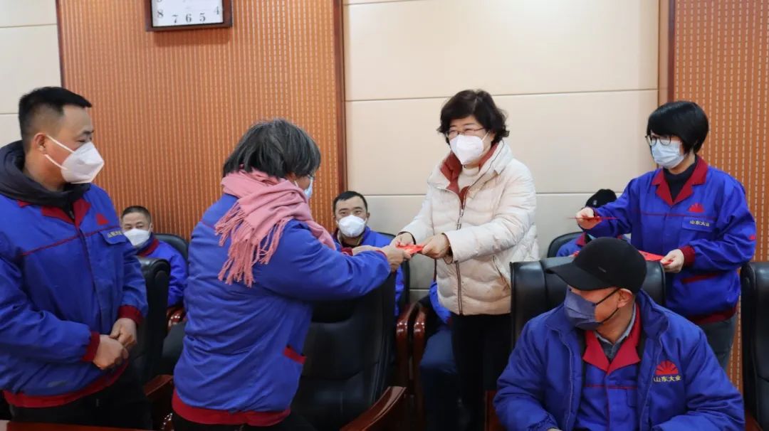 Warm winter love! The company distributes condolence funds to disadvantaged employees