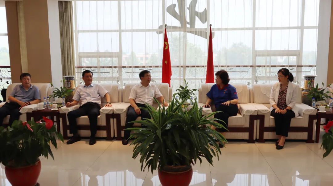 Qin Song, Deputy Secretary of the Party Committee and Vice President of the Metallurgical Industry Information Standards Research Institute, led a team to visit the company for exchange and cooperation