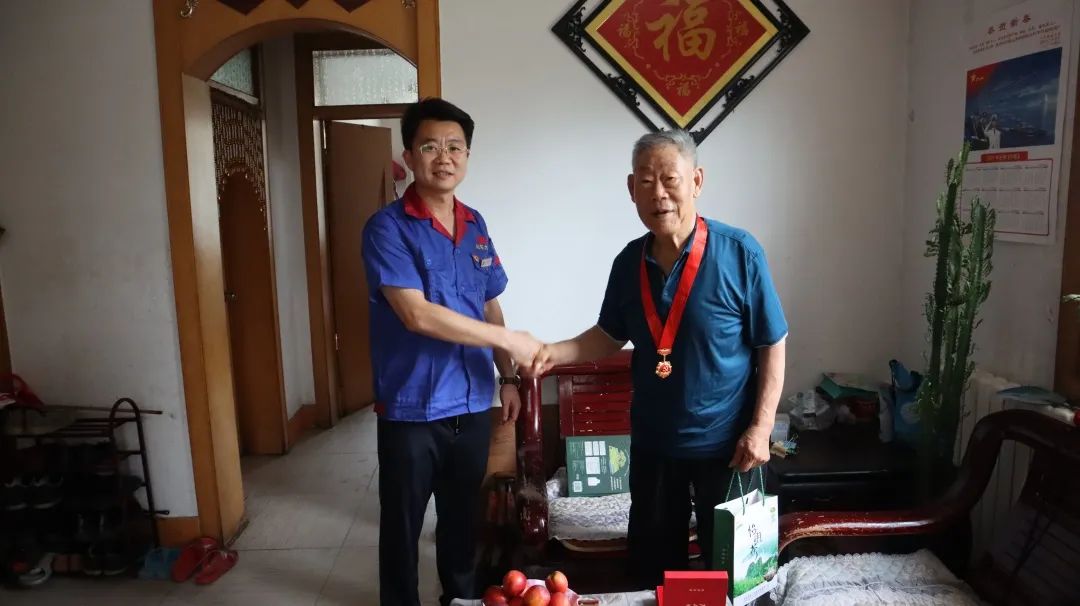 【 July 1st Special Topic 】 Daye Shares Visited and Comforted Old Party Members, and Presented the 