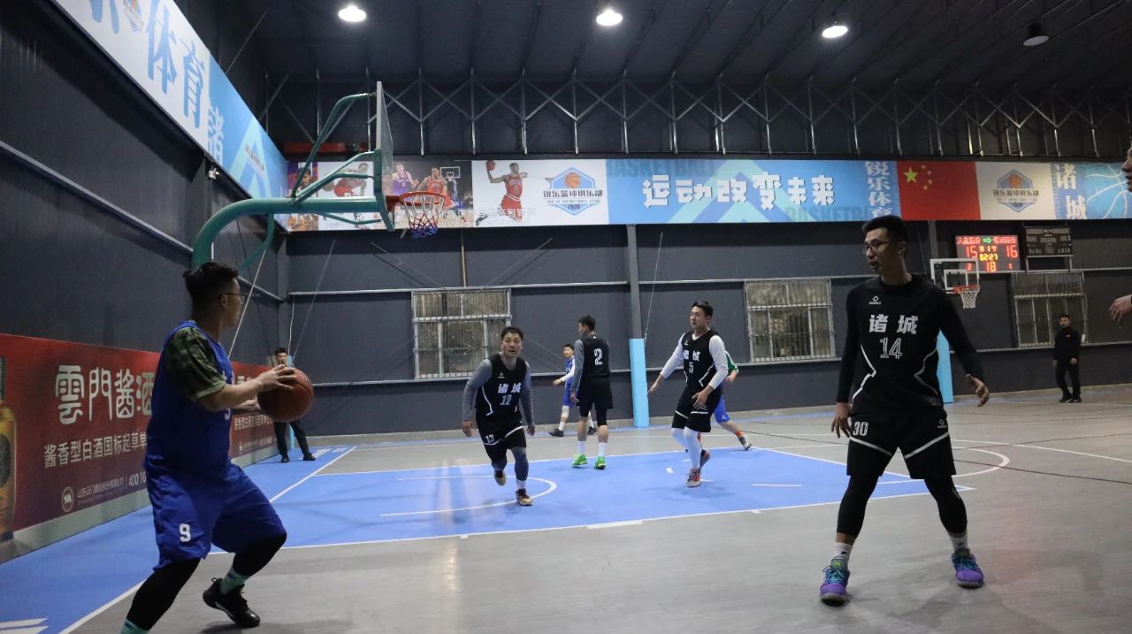 夢を築くバスケットボール競技場が青春の活力に火をつける